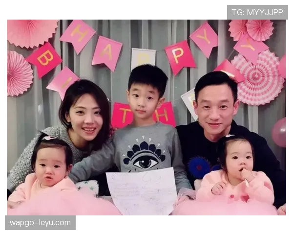 杨威训练时候像高冷明星，生活里却爱买菜拎着大袋子一点架子都没有？