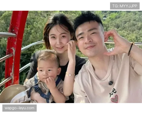 郑思维家的冰箱里塞满蛋白粉，连饮料都是按毫升算的